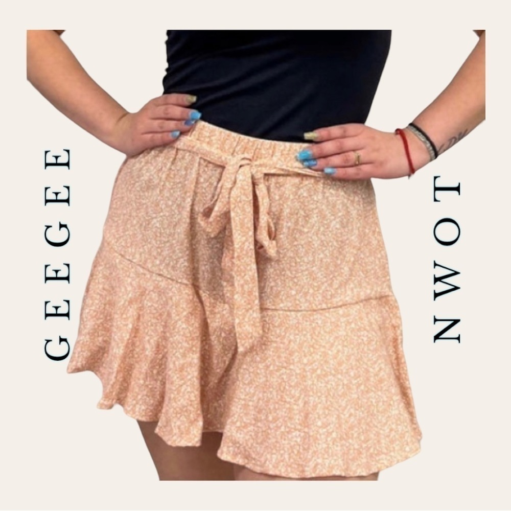 0502. Geegee FLORAL PRINT SKORT WITH TIE IN THE FRONT PEACH/WHITE COLOR SZ 1X
